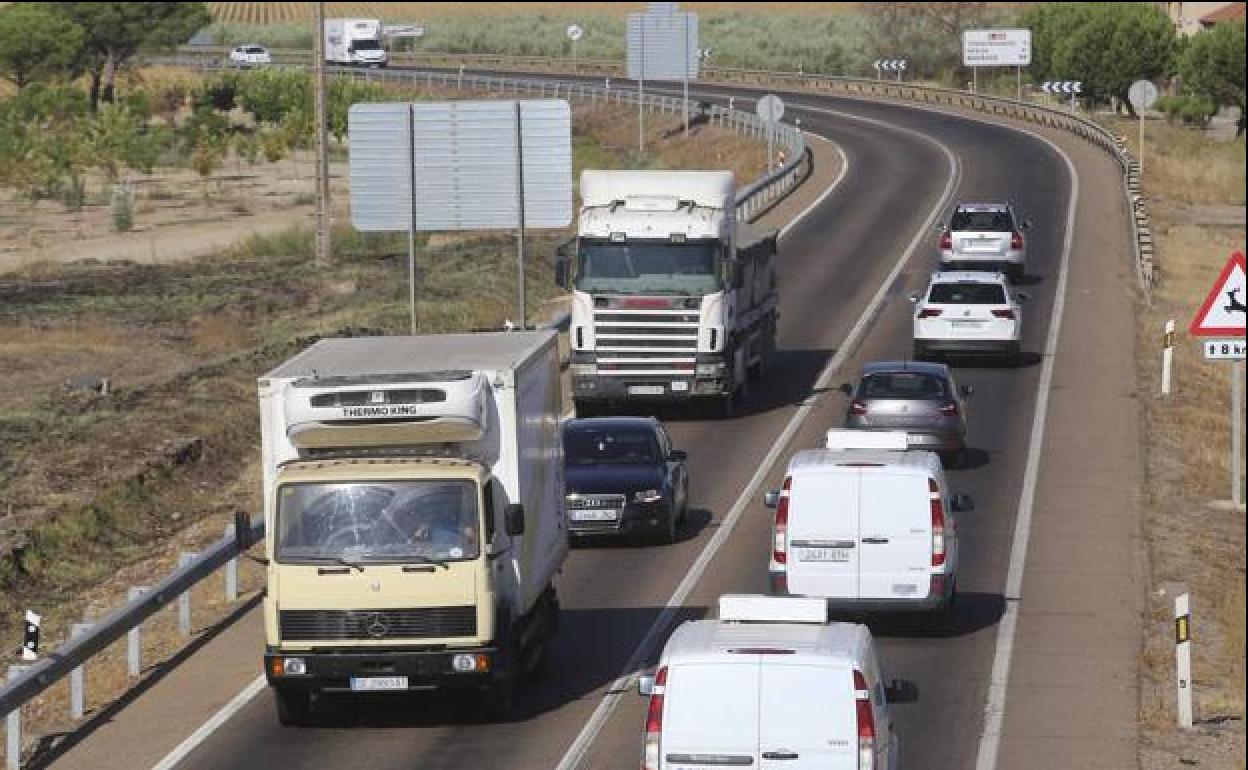 Camiones tras la salida de la autovía en Torrefresneda. 