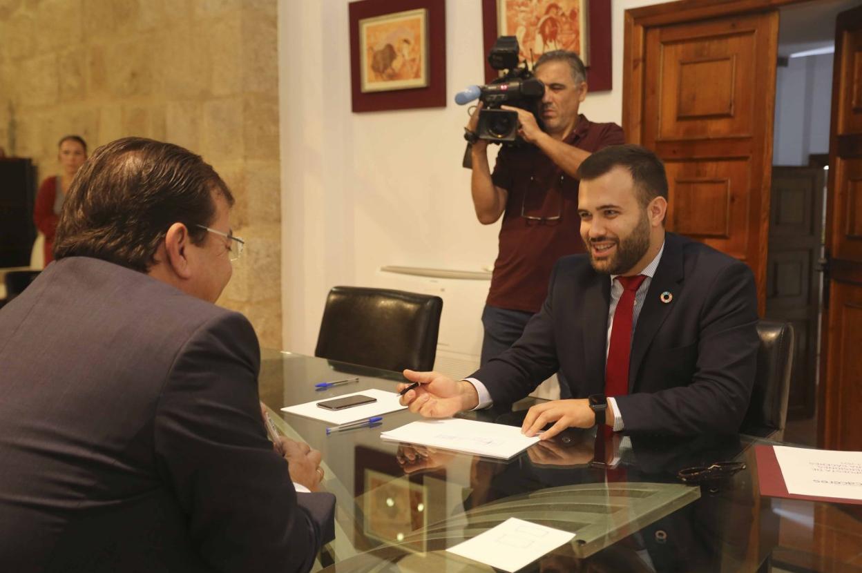 El alcalde, Luis Salaya, ayer con el presidente de la Junta de Extremadura, Fernández Vara. :: j. m. romero
