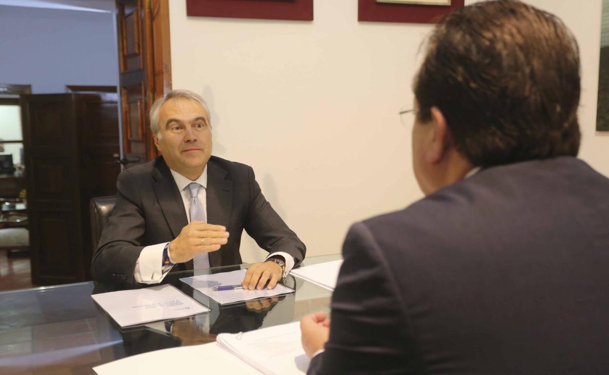 Francisco Fragoso y Guillermo Fernández Vara, en la sede de Presidencia de la Junta. :