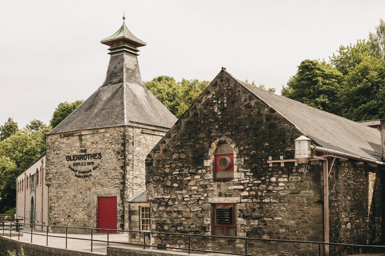 La destilería de Glenrothes, en el nordeste de Escocia, tiene su propio suministro de agua para procesar el whisky. :: r. c.