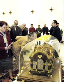 Imagen secundaria 2 - La nueva parroquia se inauguró el 23 de marzo de 1987. El equipo de los Maristas con el padre Antonio Jiménez. Restos de Santa Teresita de Lisieux en la parroquia en 2003.