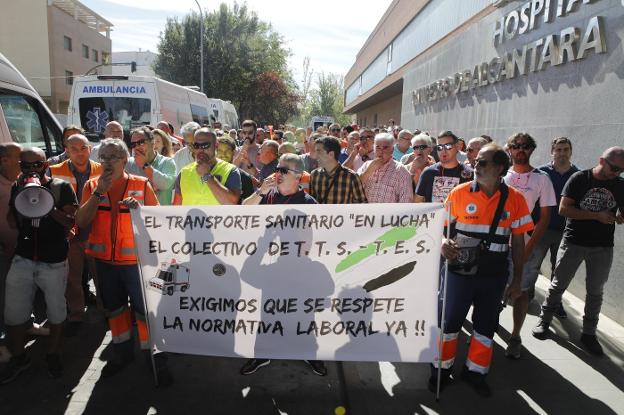 Un centenar de trabajadores de Ambulancias Tenorio se manifestó ayer en Cáceres. :: armando méndez