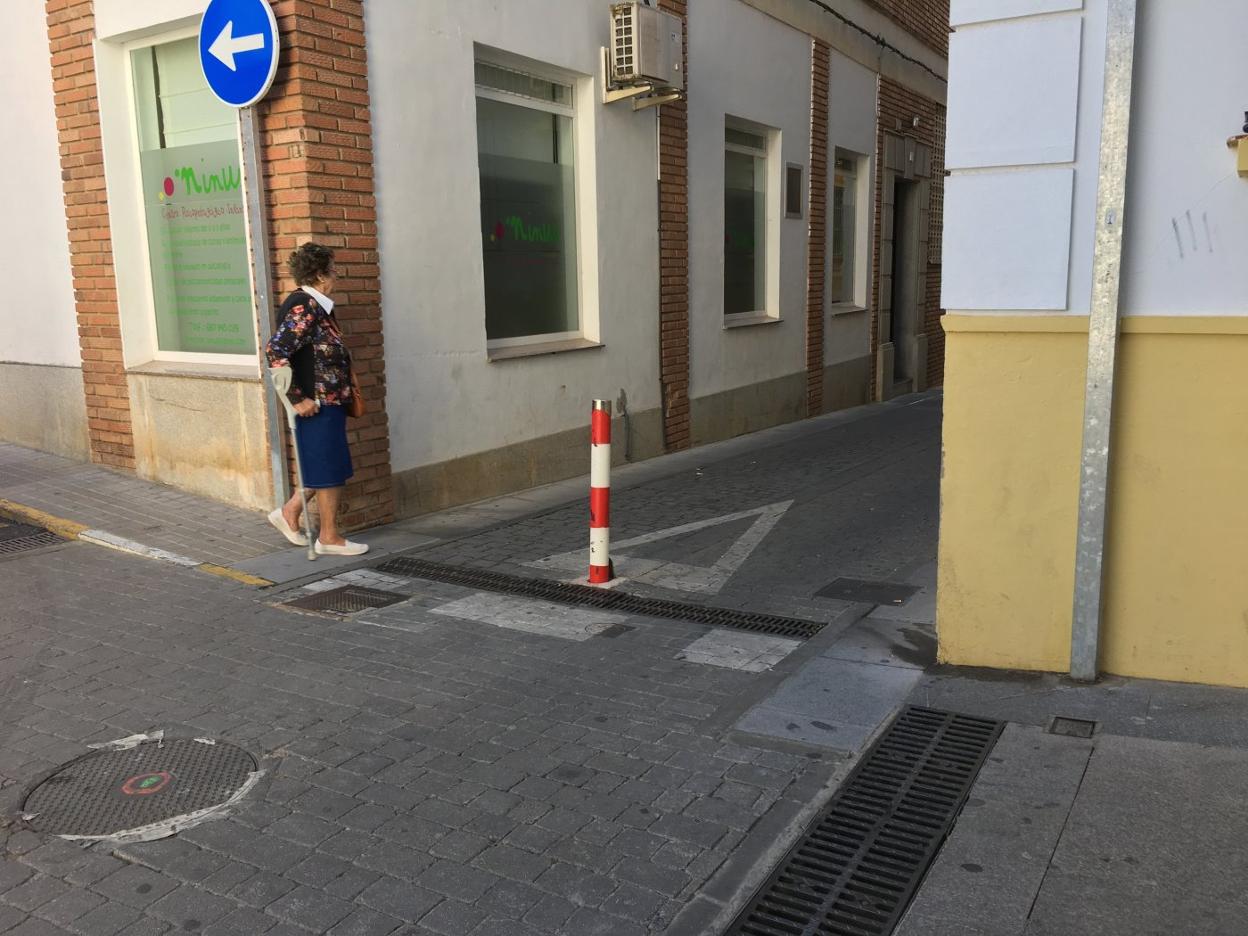 Prohibida la circulación en un tramo de la calle La Hierba. :: g. c.