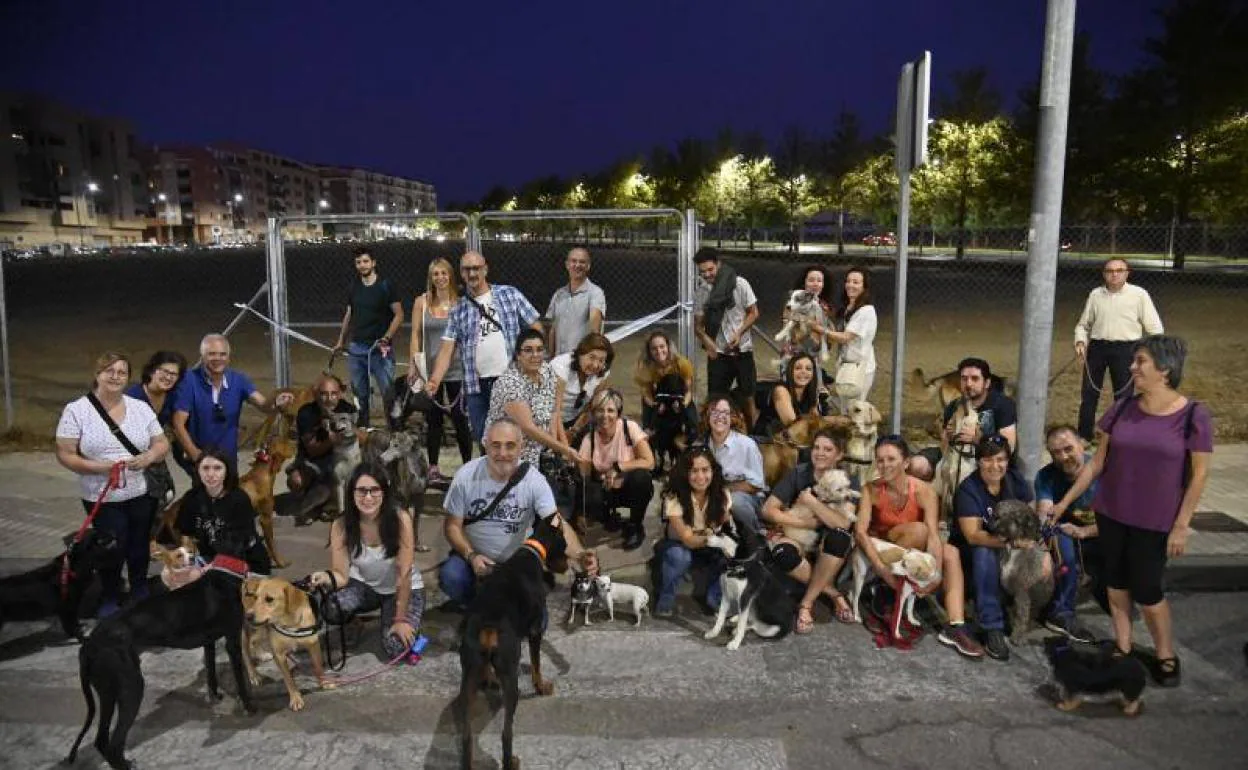 Los propietarios de perros que usaban la parcela se reunieron esta noche para pedir que se reabra. :: J. V. ARNELAS