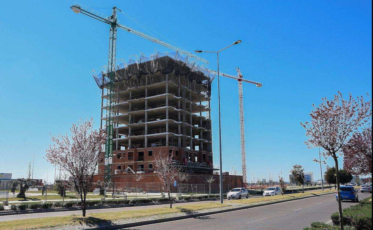 Imagen de archivo de un bloque de viviendas en construcción en Badajoz:: HOY