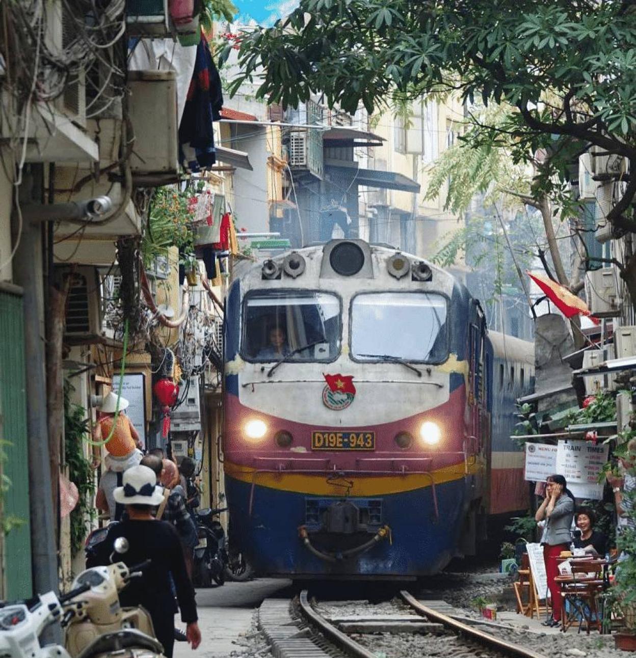 Locales y turistas deben pegarse a las fachadas de ambos lados de la estrecha calle de Hanoi por donde el tren pasa dos veces al día. : R.C.