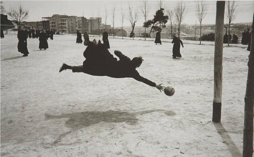 'Seminaristas jugando a fútbol' 1959, una de las fotos expuestas en el Mercedes Calles :: 