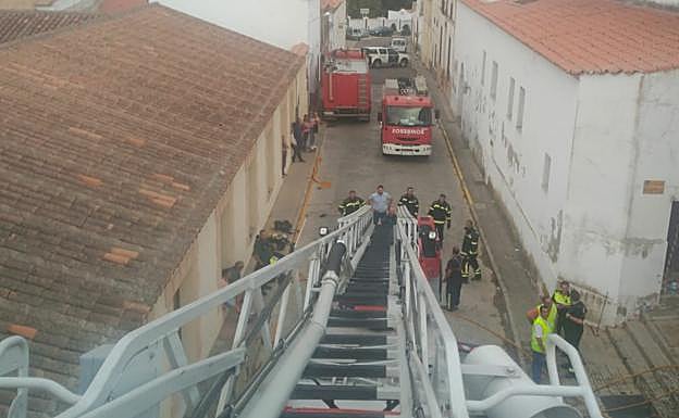 Hasta la llegada de la escala, los bomberos estuvieron utilizando una cesta del Ayuntamiento::