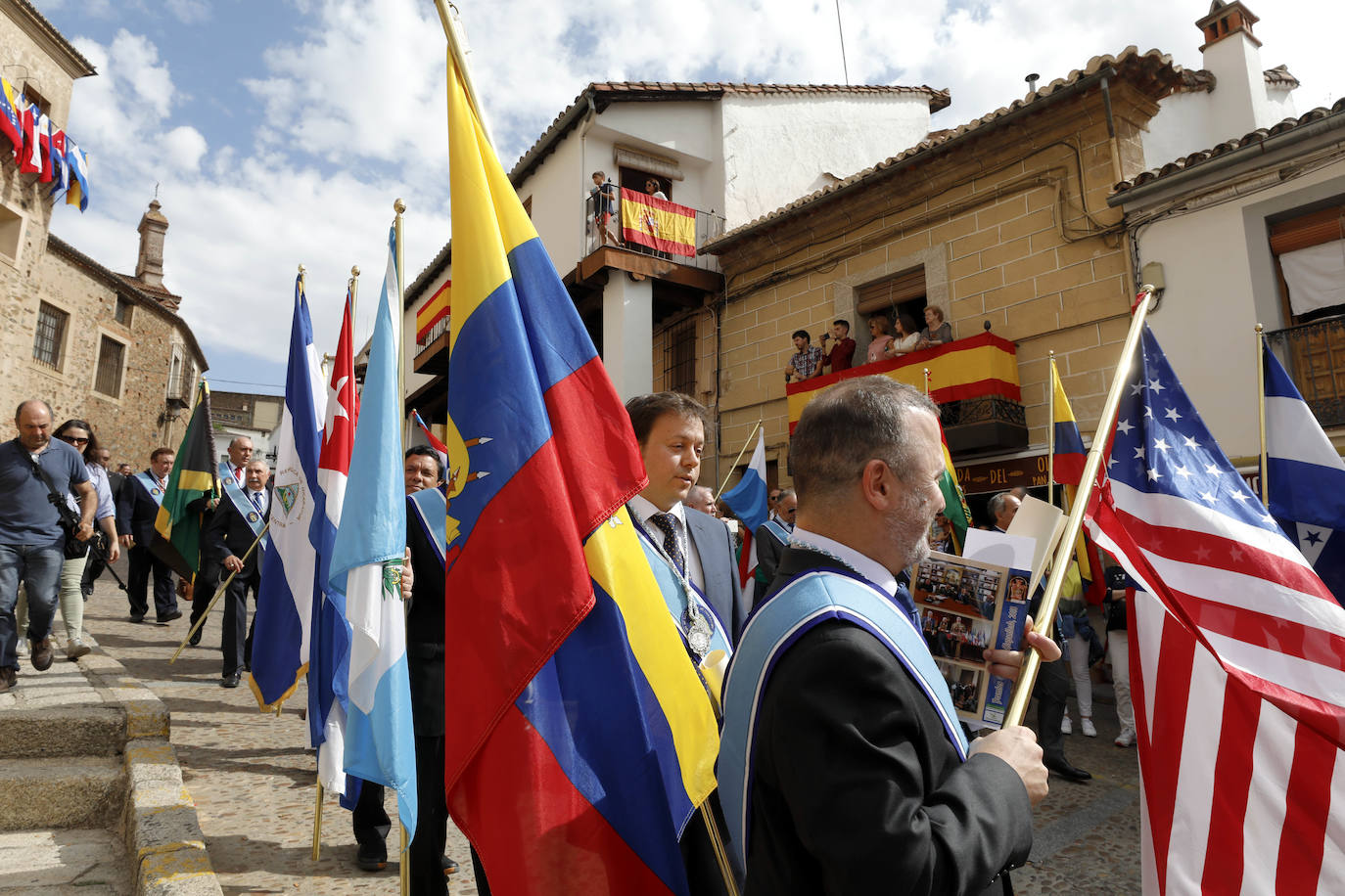 Cientos de jinetes y amazonas protagonizaron ayer el momento más vistoso con sus ofrendas a la Virgen en la plaza Peregrinos, turistas y devotos llenaron el municipio cacereño en una jornada de mucho calor