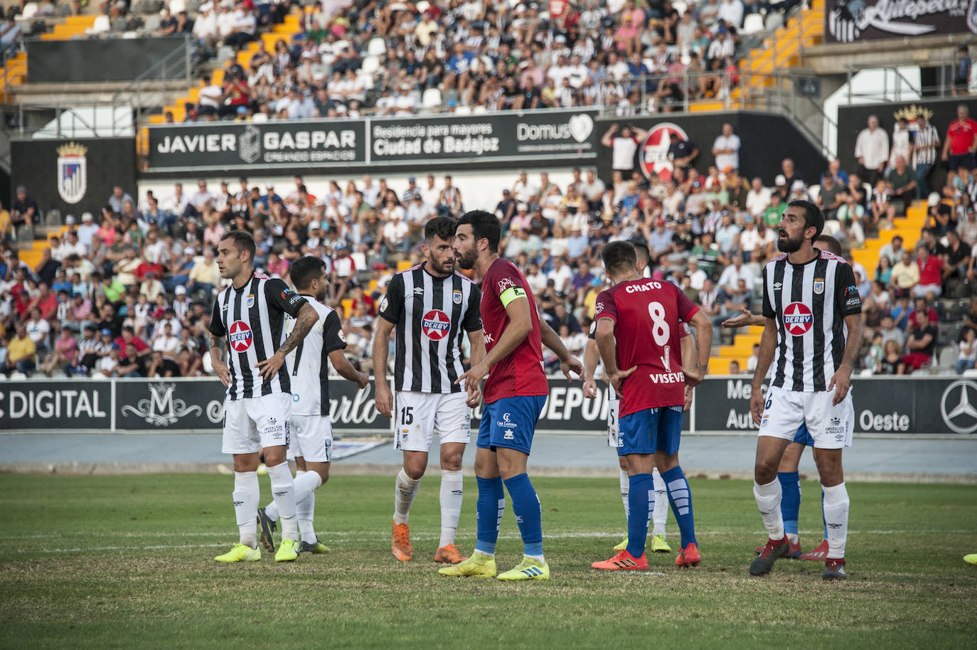 Fotos: Rmontada del Badajoz para ponerse líder