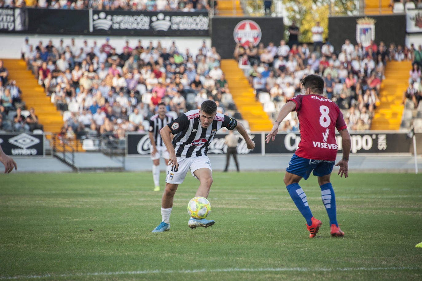 Fotos: Rmontada del Badajoz para ponerse líder