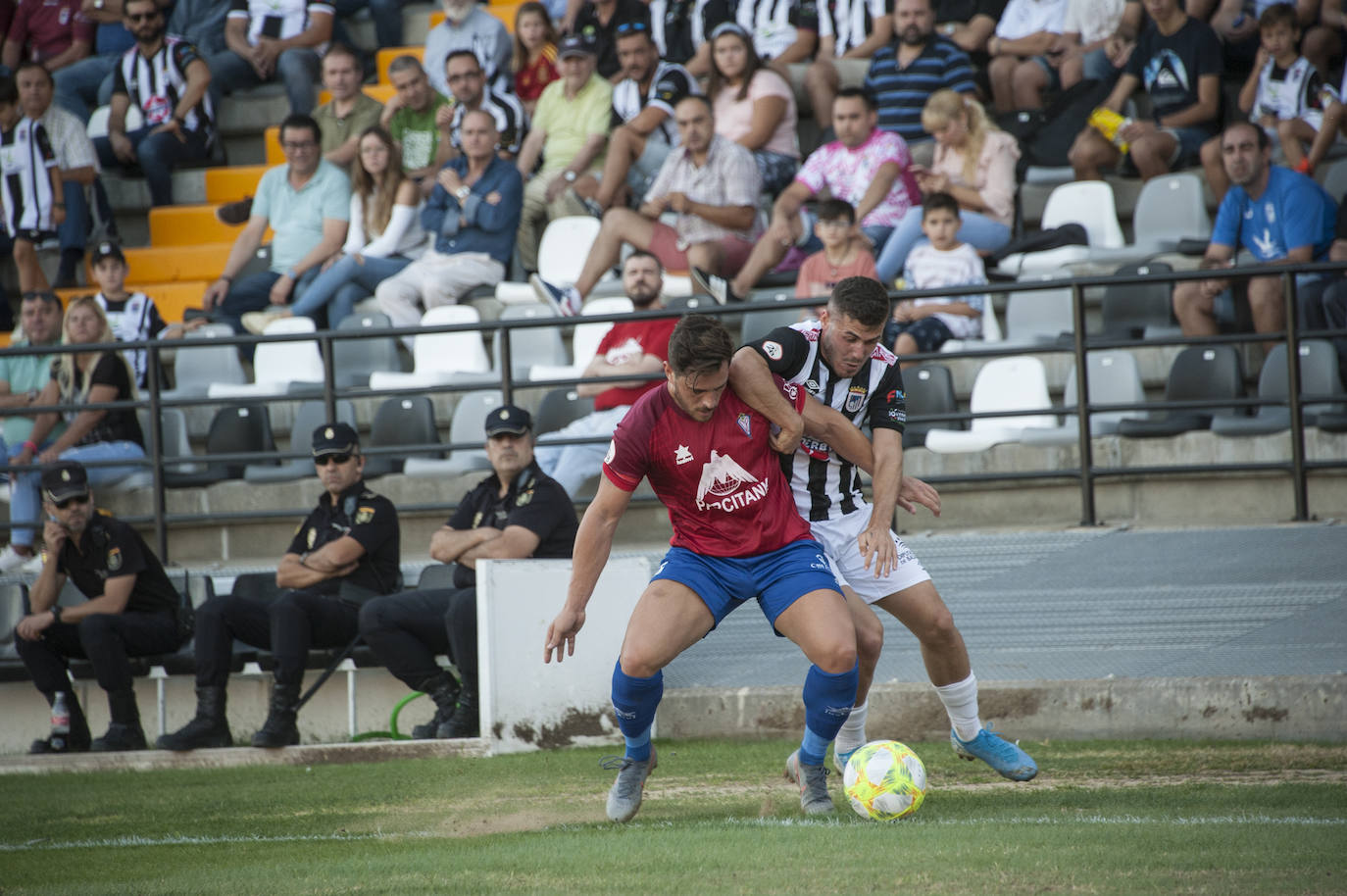 Fotos: Rmontada del Badajoz para ponerse líder