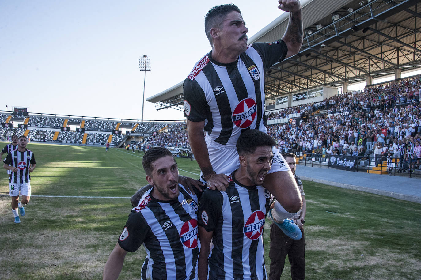 Fotos: Rmontada del Badajoz para ponerse líder