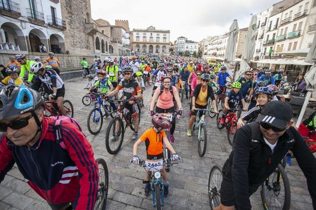 El gran pelotón de ciclistas dispuesto para iniciar la salida de la XLI Fiesta de la Bicicleta, ayer en la Plaza Mayor. :: 