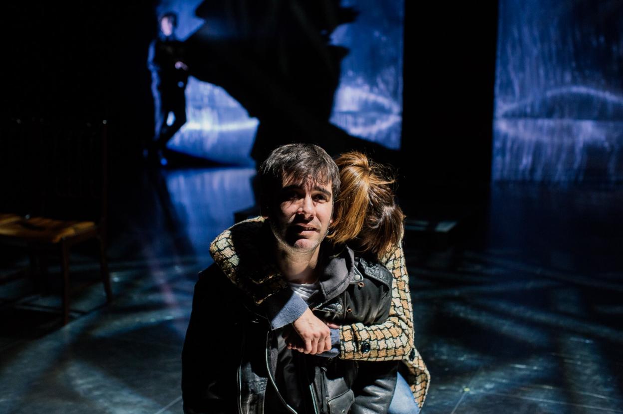 Elías González en una escena de 'El silencio de Elvis'. :: HOY