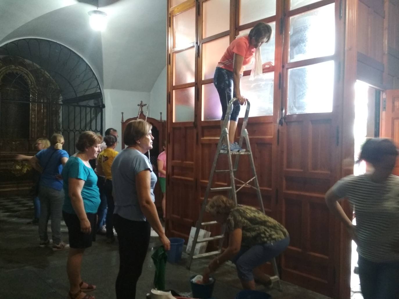 Fotos: Vecinos de Cabeza del Buey ayudan a limpiar la parroquia