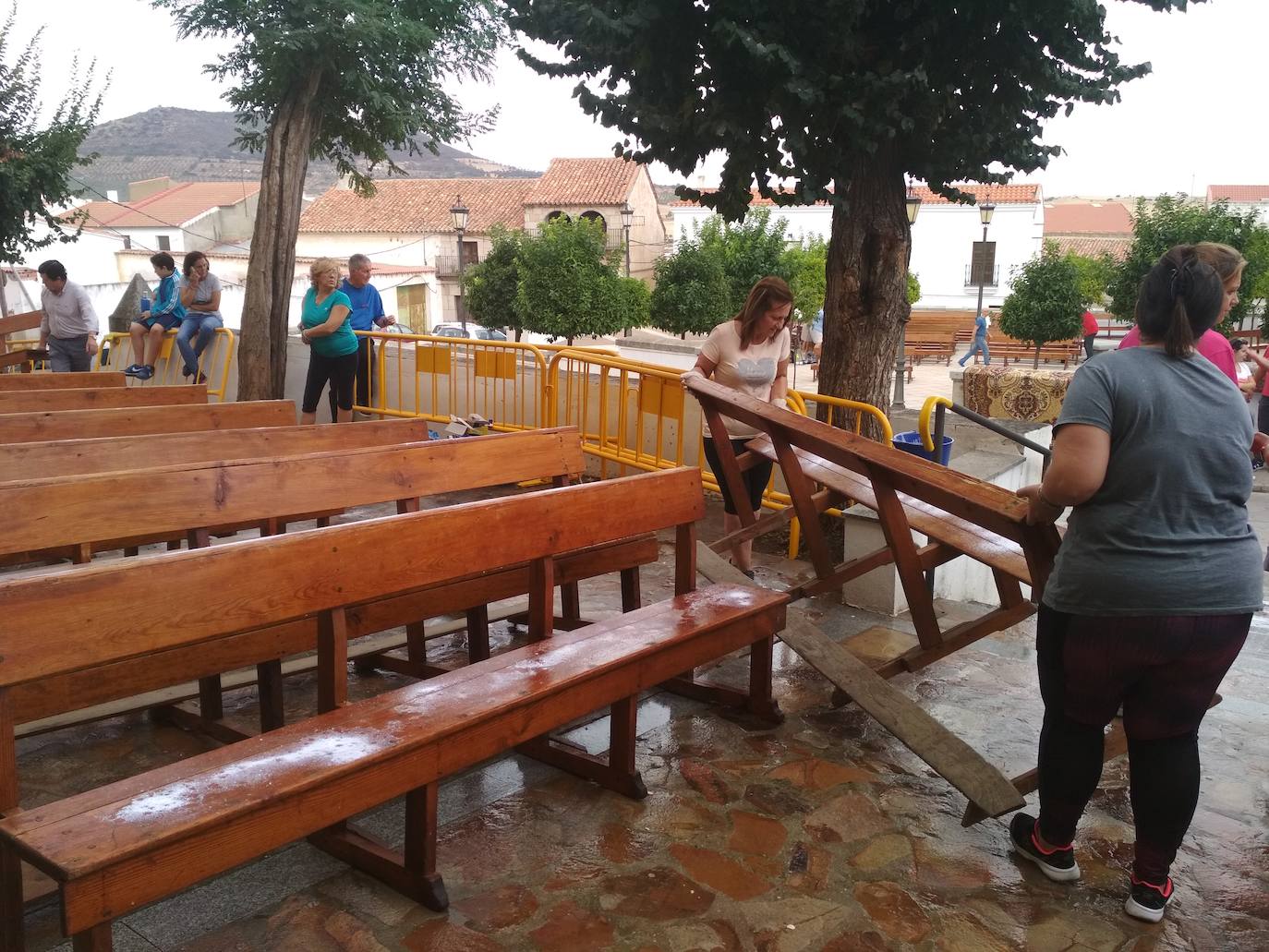 Fotos: Vecinos de Cabeza del Buey ayudan a limpiar la parroquia