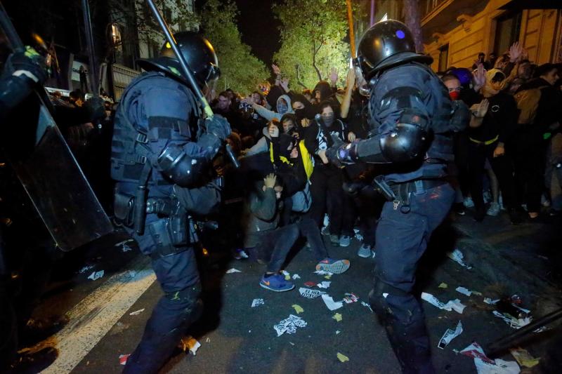 Barricadas de fuego, gritos en favor de la independencia y múltiples objetos en las calles de Barcelona