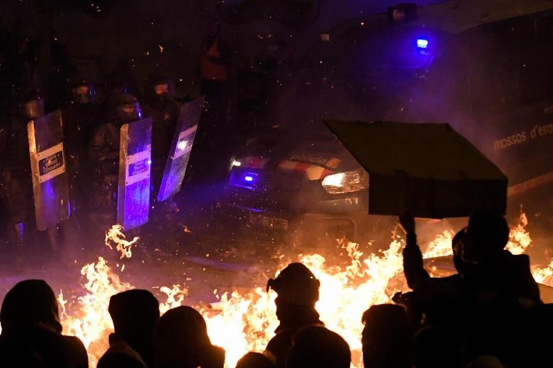 Barricadas de fuego, gritos en favor de la independencia y múltiples objetos en las calles de Barcelona