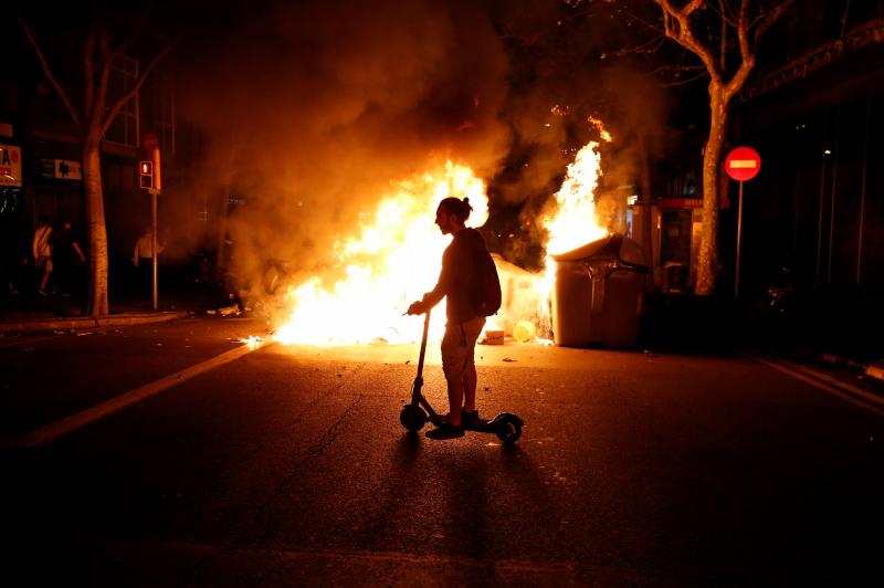 Barricadas de fuego, gritos en favor de la independencia y múltiples objetos en las calles de Barcelona