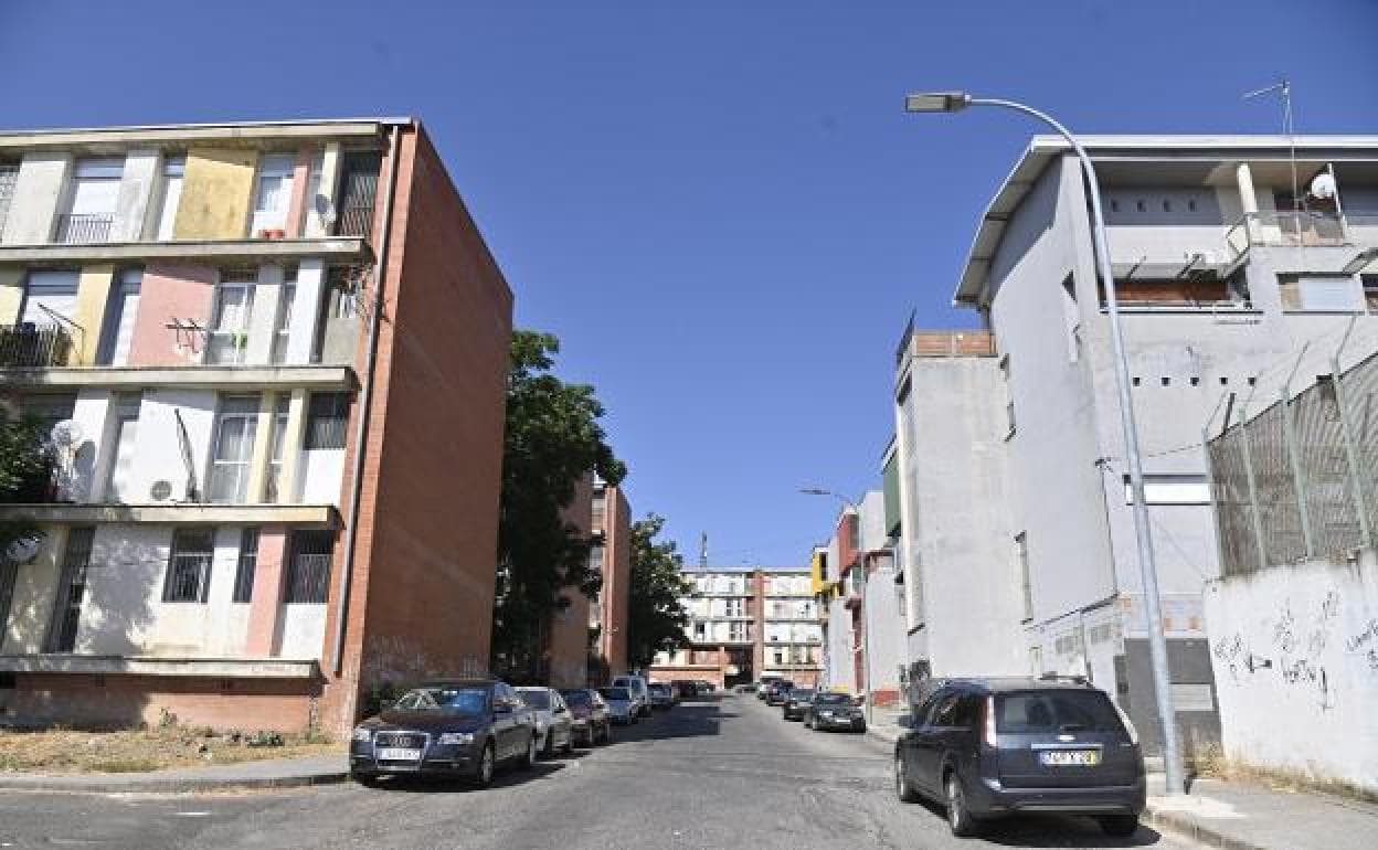 Intenta agredir a los agentes cuando retiraban su coche empotrado contra un árbol en Badajoz