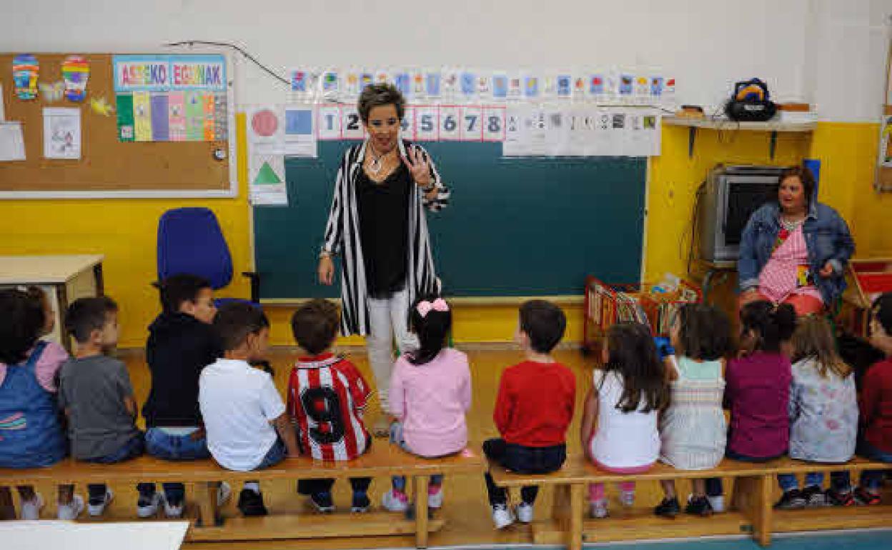 Una profesora dando clase en un colegio. 