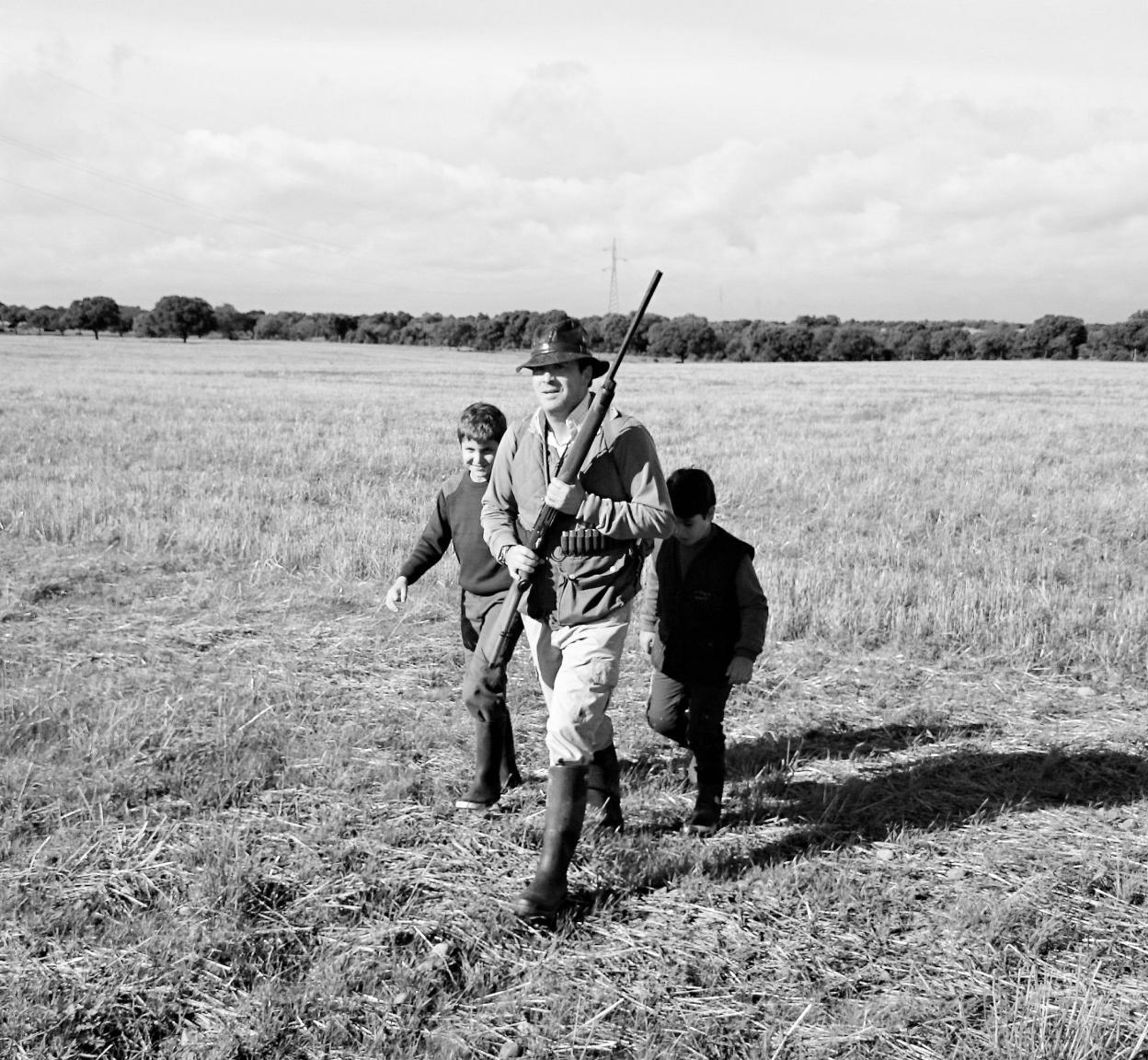 Cazador con sus morraleros. :: MARÍA  DEL CARMEN GARCÍA FERNÁNDEZ 