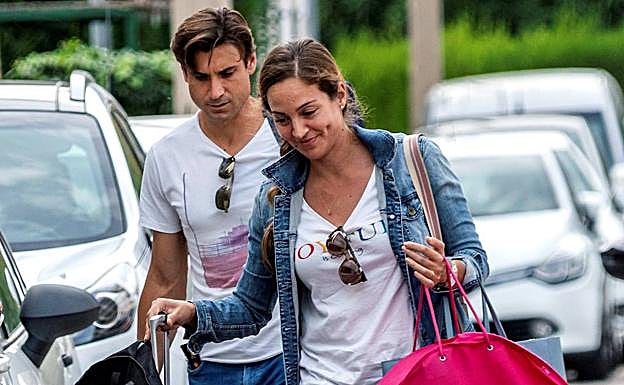 Imagen principal - Un grupo de tunos de Cáceres ameniza la boda de Nadal frente a las puertas de sa Fortalesa