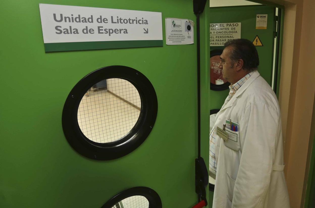 Un sanitario entra en la Unidad de Litotricia del Hospital de Mérida. :: j. m. romero