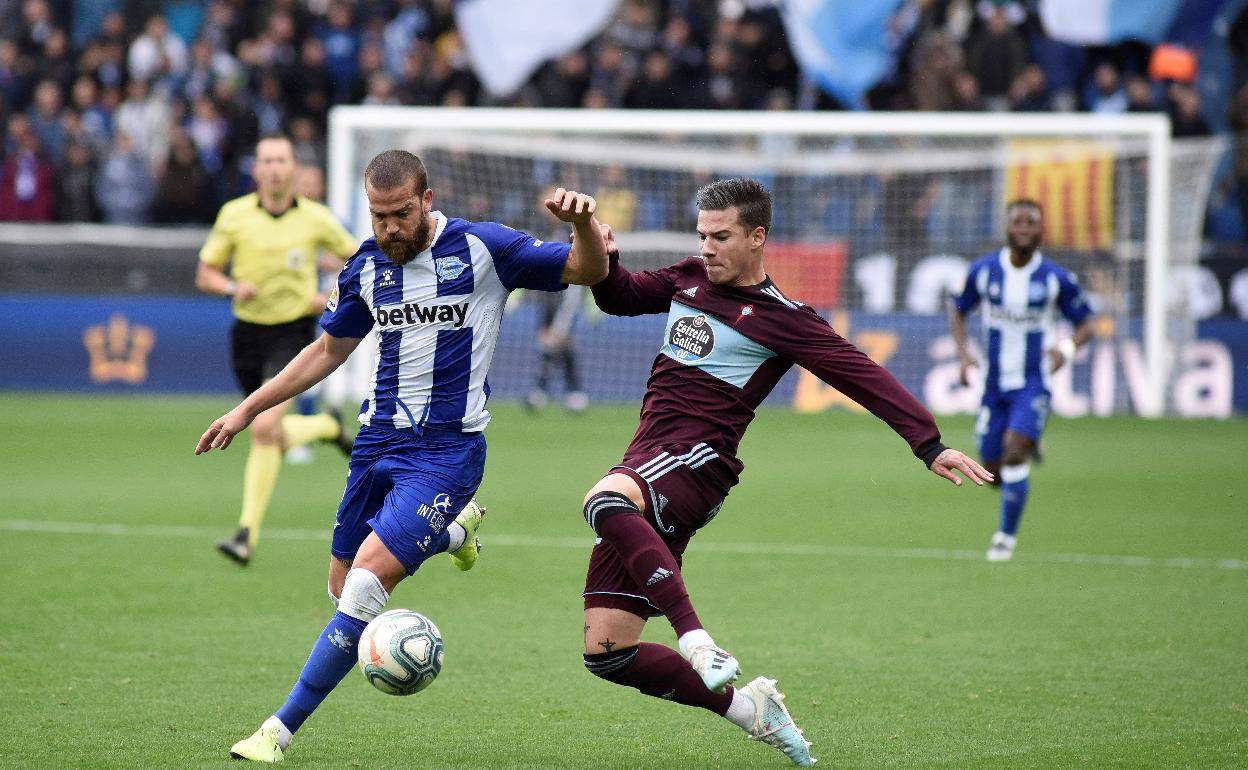 Rubén Duarte, del Alavés, pugna con Santi Mina, futbolista del Celta de Vigo