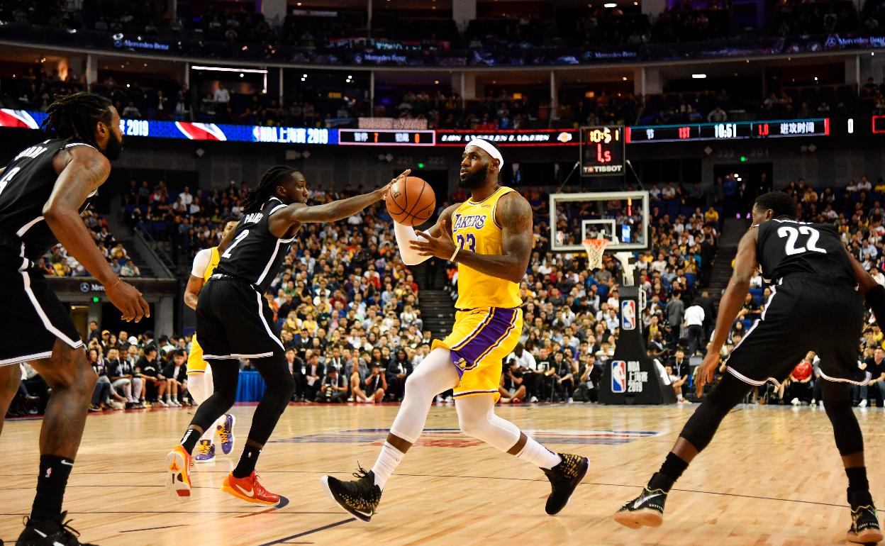 LeBron James, de Los Angeles Lakers, durante el partido ante Brooklyn Nets en el Mercedes Benz Arena en Shanghai