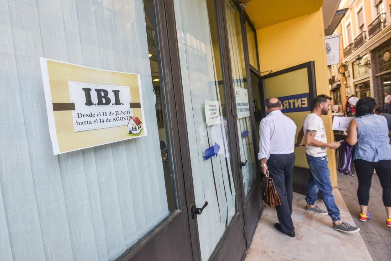 Cartel sobre el periodo de cobro del IBI en los servicios económicos municipales. :: hoy