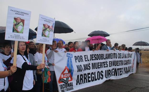 Protesta el pasado jueves para reclamar la conversión de la N-430 en la A-43. 