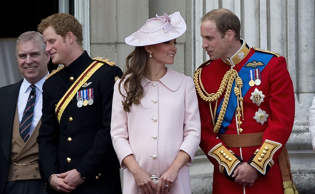 El príncipe Enrique, junto a los duques de Cambridge. 