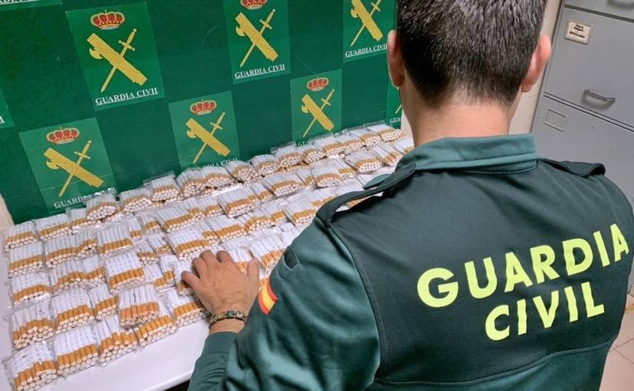 Intervienen 2.400 cigarros de fabricación casera a dos vecinos de Badajoz