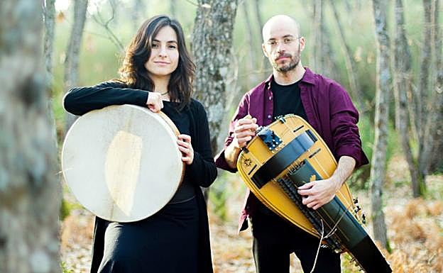 El dúo Milo Ke Mandarini actúa en el marco de NaturArte.