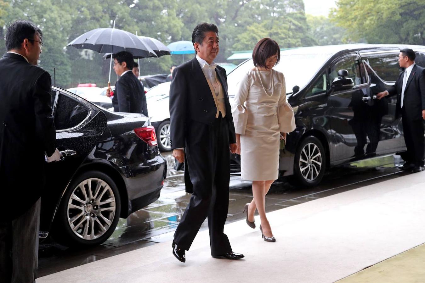 El primer ministro de Japón, Shinzo Abe (i) y su esposa Akie (d).