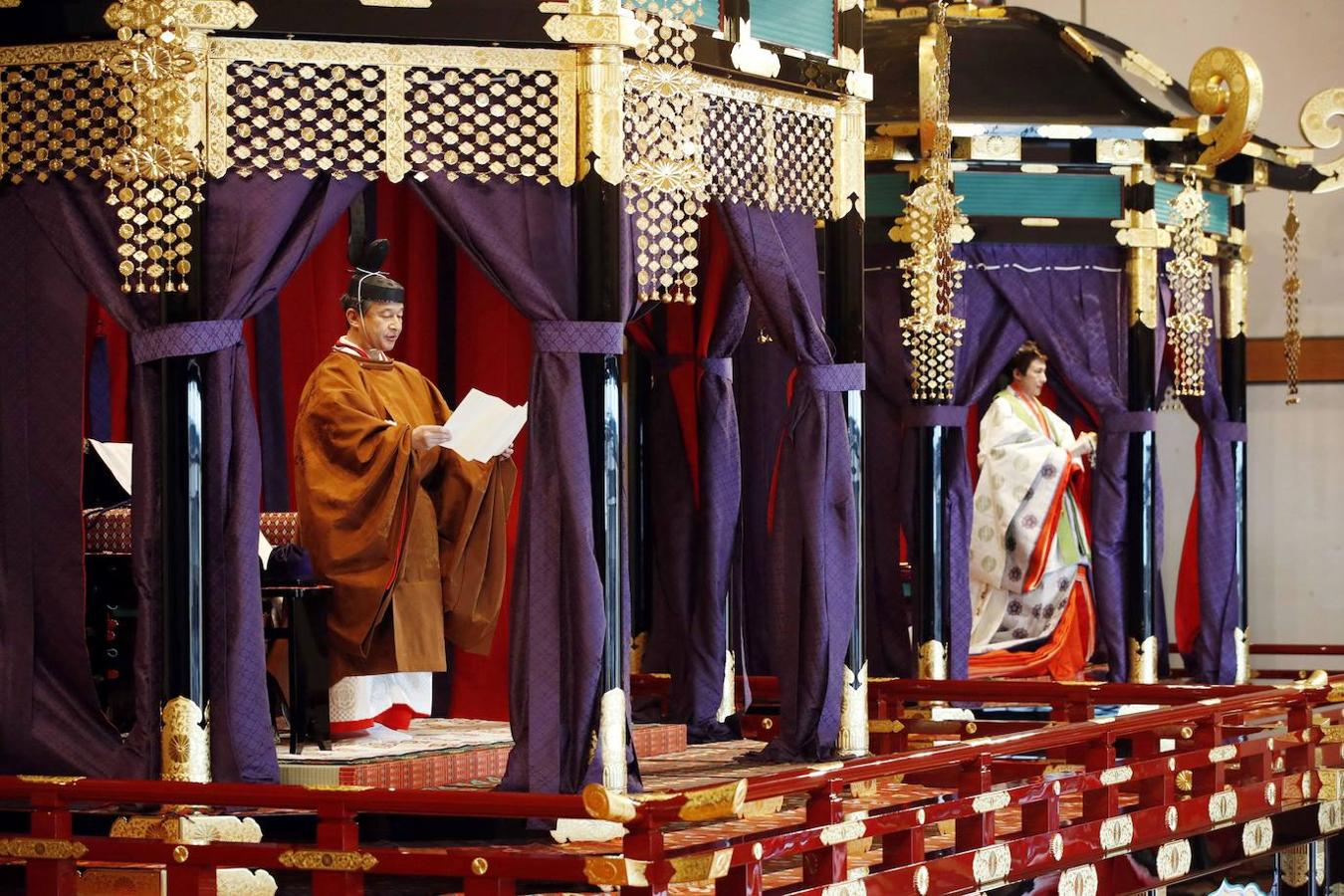 El emperador japonés Naruhito (i) y la emperatriz Masako (d) pronuncian un discurso proclamando su entronización.