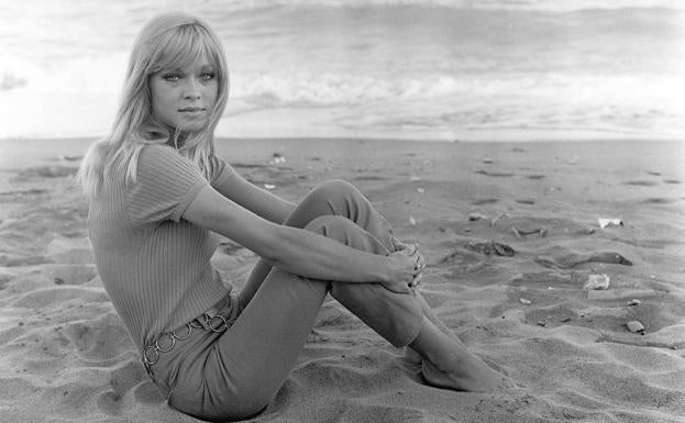 Pepa Flores, Marisol, se retiró del cine y la música con 37 años. En la fotografía, aparece en una playa de Málaga en 1967.