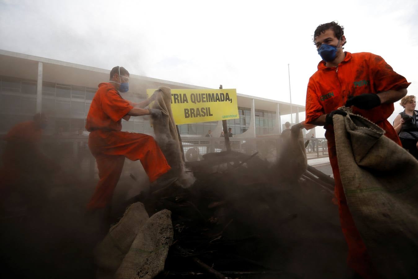 Fotos: Activistas de Greenpeace protestan contra las políticas ambientales del gobierno brasileño