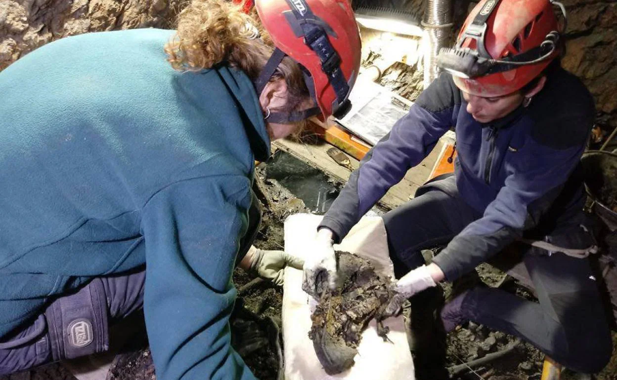 La bota de una de las 48 víctimas recuperadas dentro de la mina Terría, en Valencia de Alcántara. :: 