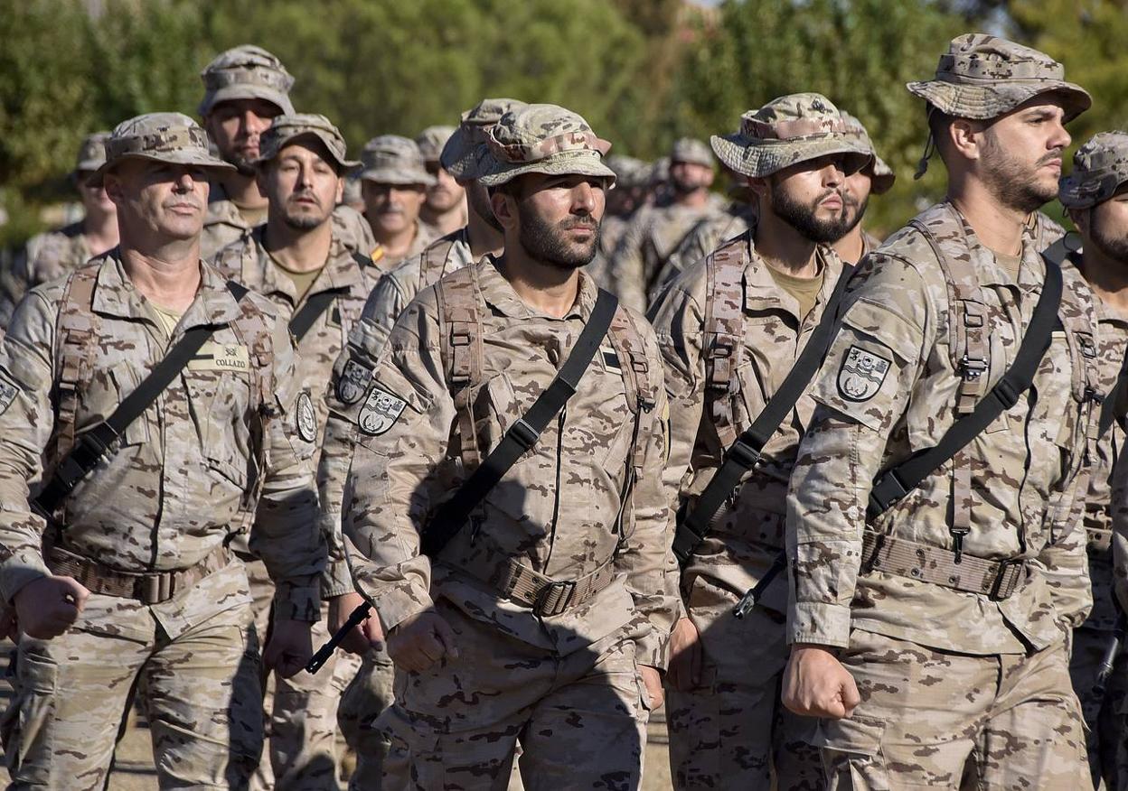 Soldados de la Brigada Extremadura XI ayer durante una maniobra en la Base General Menacho. M.
