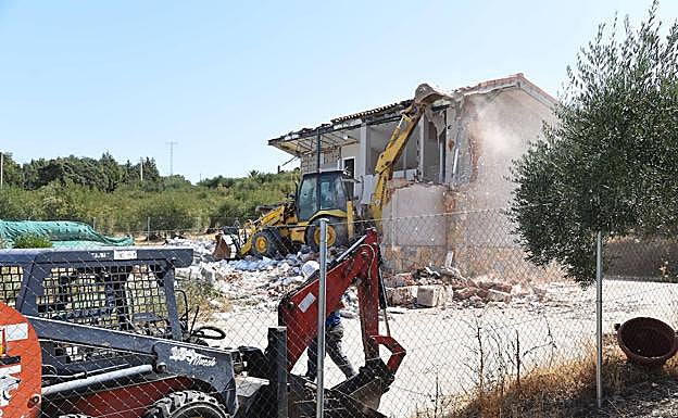 Primera demolición del año. En Santa Bárbara: el 17 de septiembre se derribó la casa de Juan Ángel Bermejo, la primera demolición de la sierra placentina, una de las zonas con mayor concentración de viviendas ilegales en Plasencia.