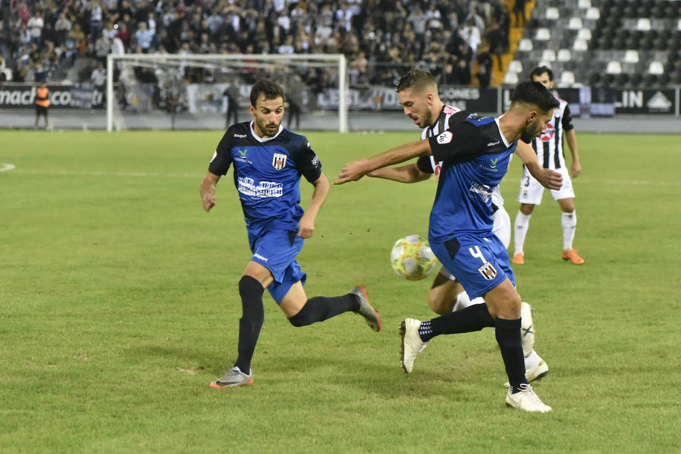 Fotos: Reparto De Puntos En El Derbi Entre Badajoz Y Mérida | Hoy