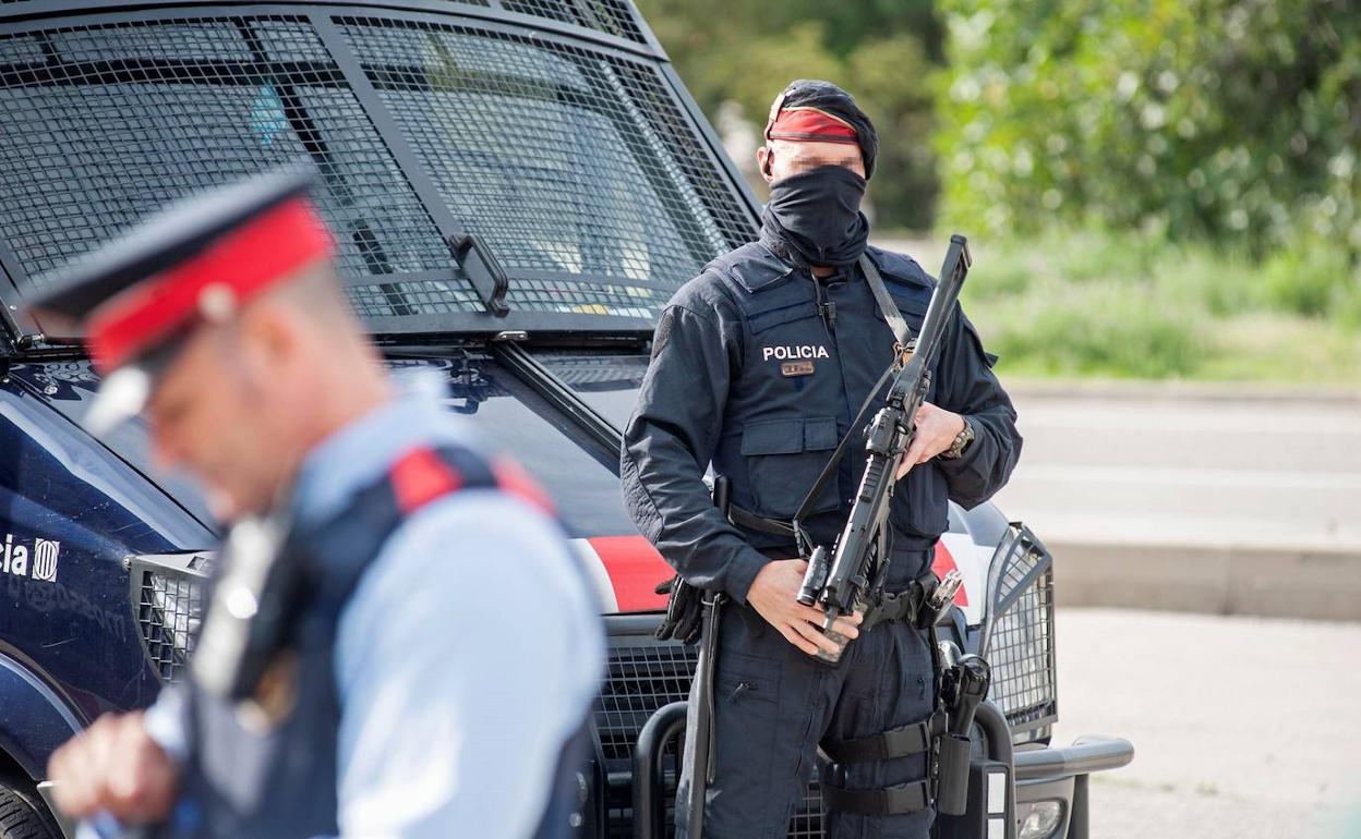 Dos miembros de los Mossos d'Esquadra. 