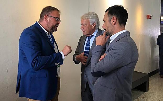 Osuna y Ruiz charlan con Felipe González. 