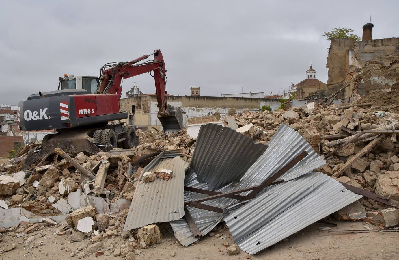 Fotos: Caen las últimas casas de la calle Peralillo, donde se levantarán las 35 viviendas