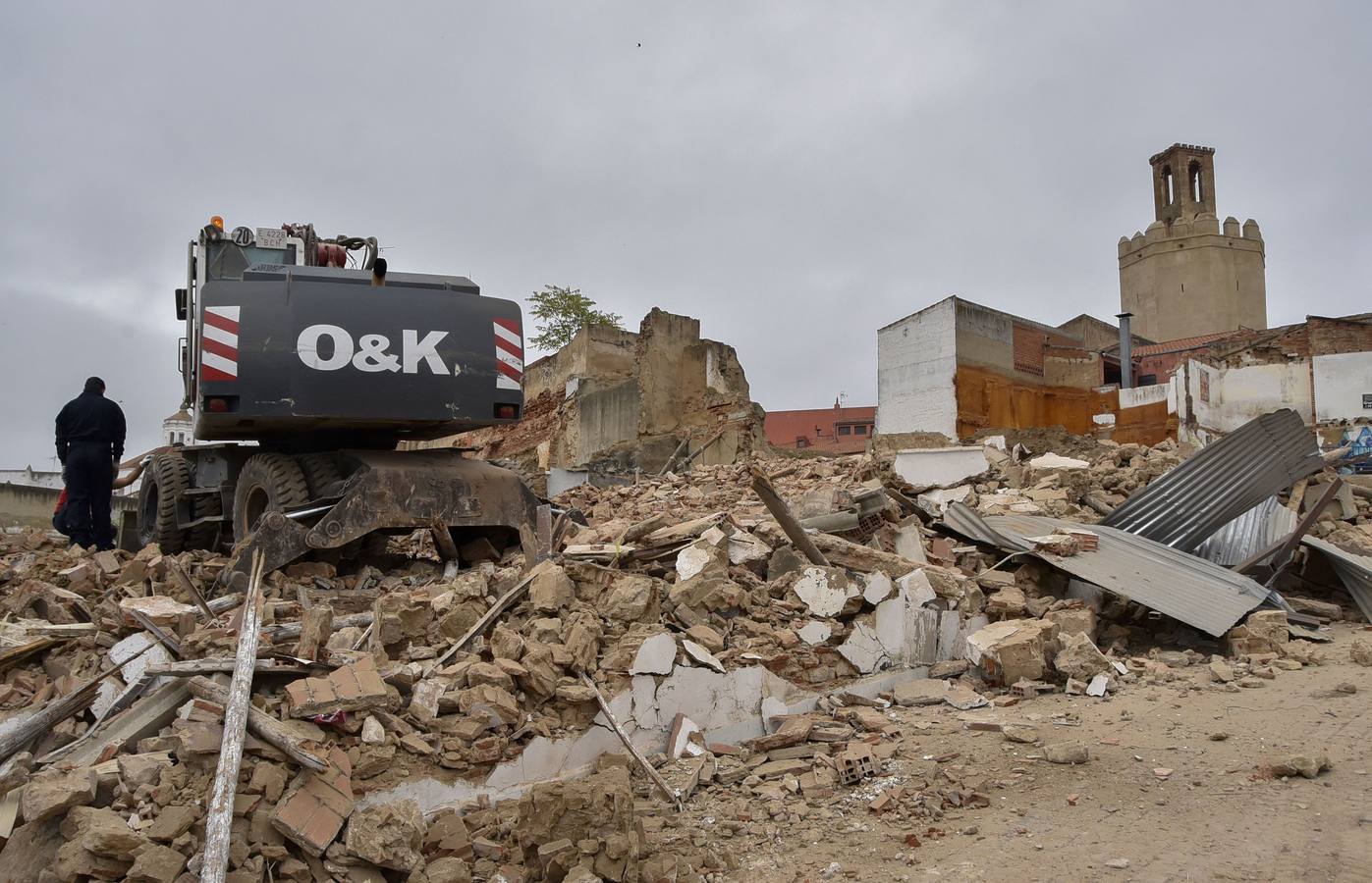 Fotos: Caen las últimas casas de la calle Peralillo, donde se levantarán las 35 viviendas