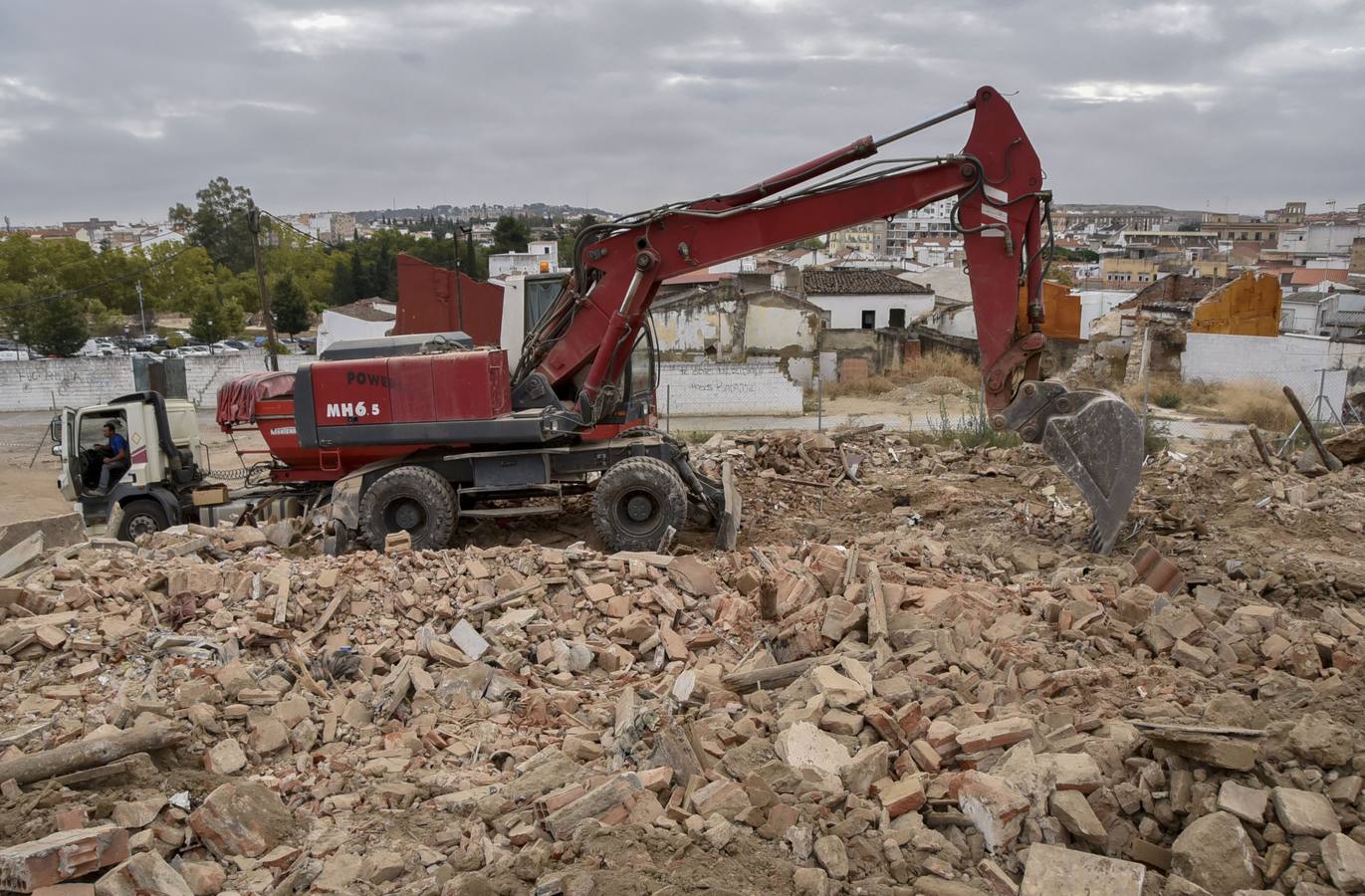 Fotos: Caen las últimas casas de la calle Peralillo, donde se levantarán las 35 viviendas