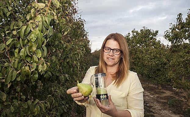 Sonia Moto en uno de sus frutales en Barbaño. :: PAKOPÍ